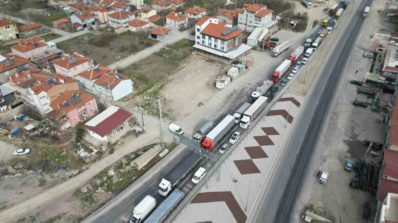 Afyonkarahisar’da bayram trafiği yoğunluğu başladı