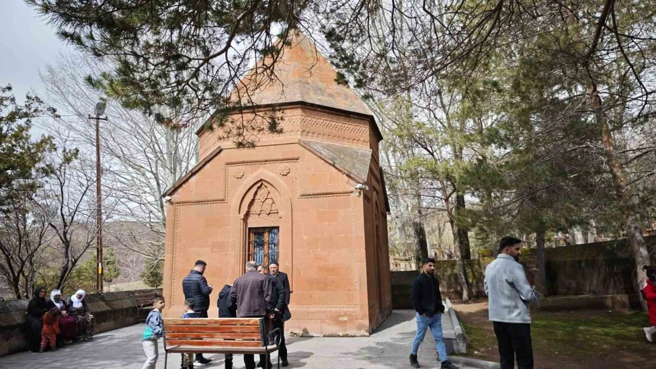 Ahlat’taki türbeye bayramda ziyaretçi akını