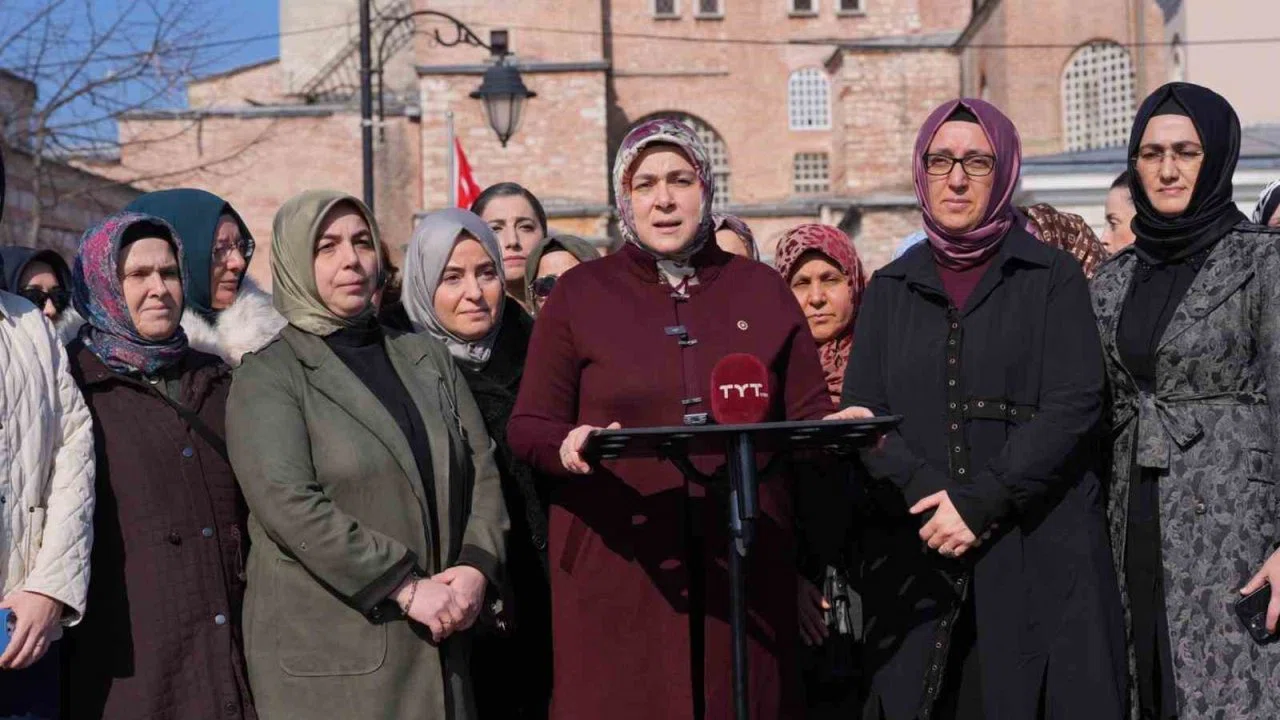 AK Parti Kadın Kolları’nın 300 bini aşkın hatminin duası Ayasofya’da yapıldı