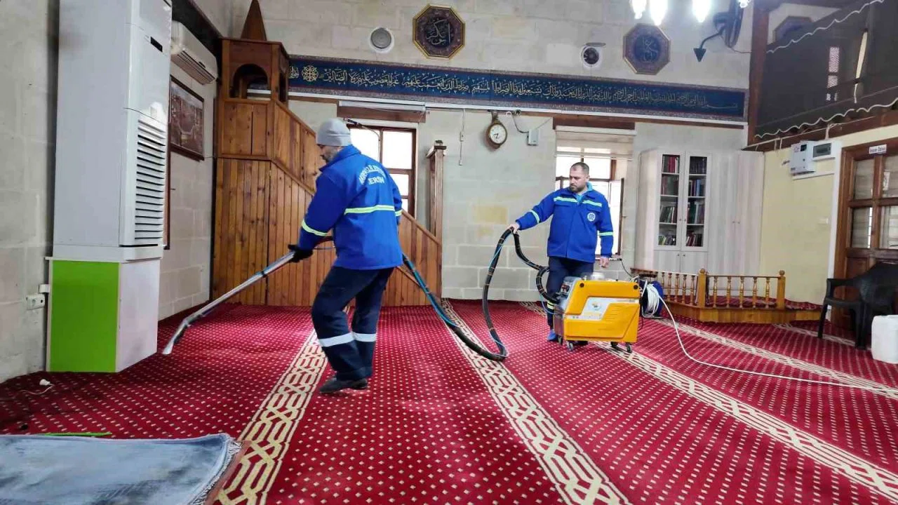 Akdeniz’de bayram öncesi camilerde yoğun temizlik mesaisi
