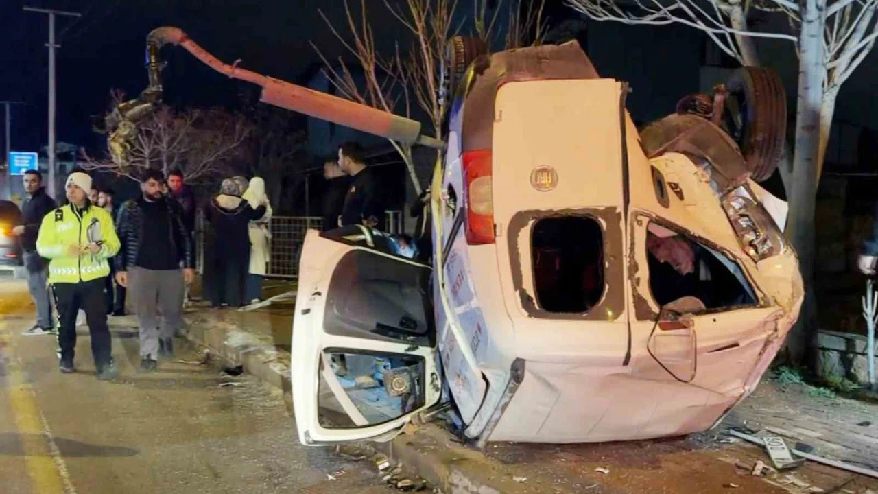 Aksaray’da hafif ticari araç takla attı: 2 ağır yaralı