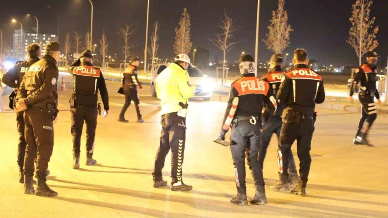 Aksaray’da iftar sonrası asayiş ve trafik denetimleri sürüyor