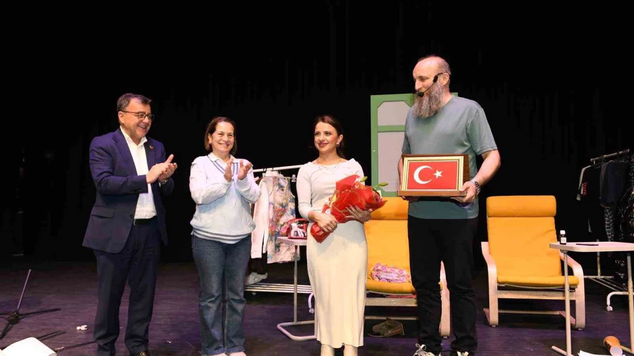 Altıeylül’de tiyatro dolu gece