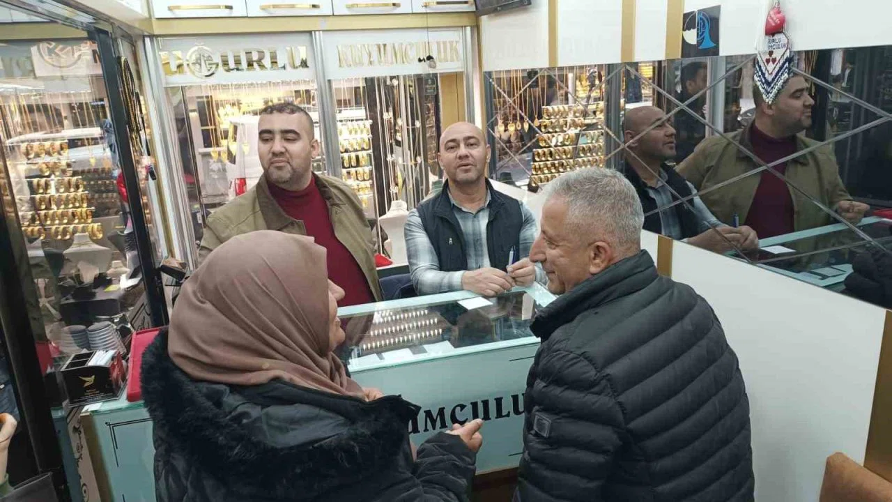 Altın fiyatları düştü, vatandaş kuyumculara akın etti