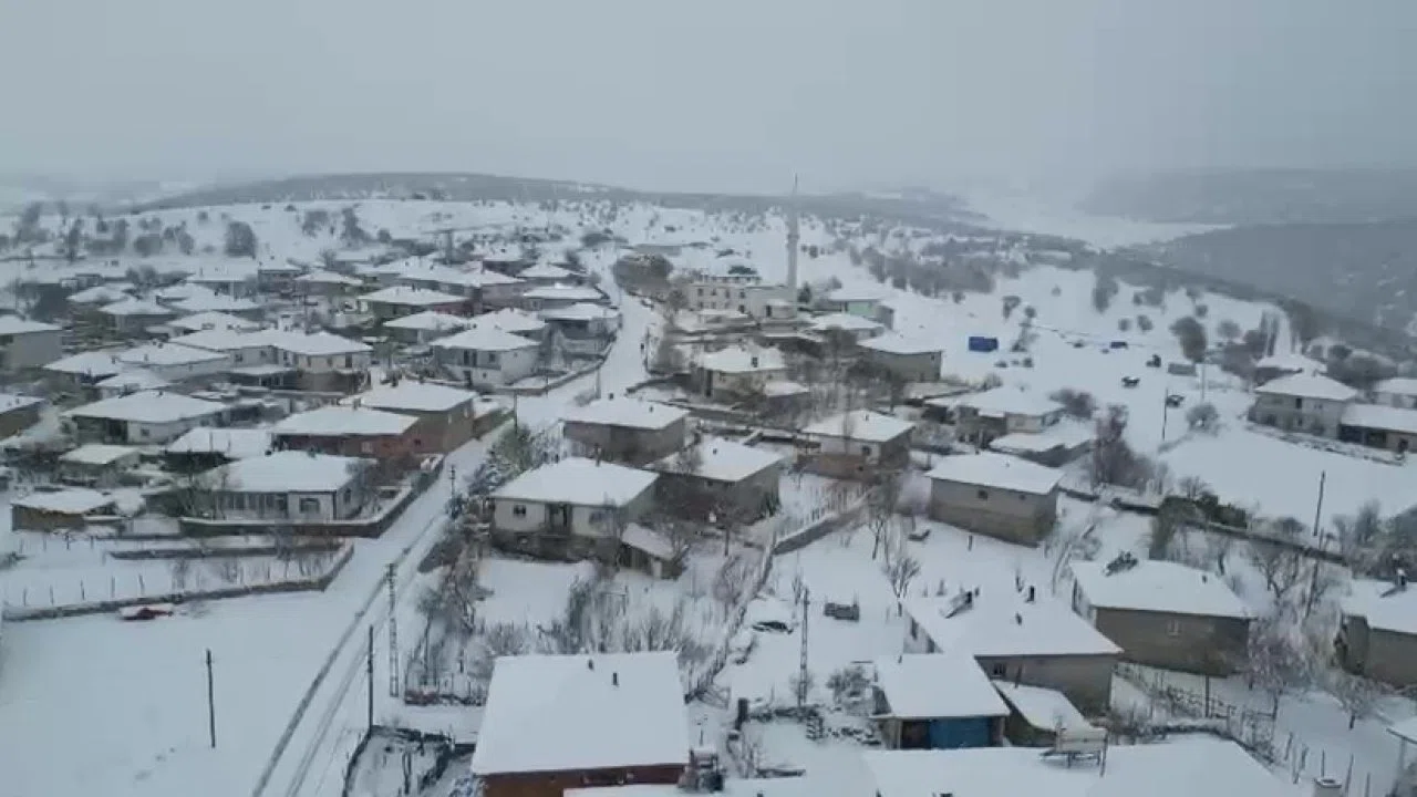 Amasya’ya Mart ayında kış geri döndü, Alan köyünde karlı yol greyderle açıldı