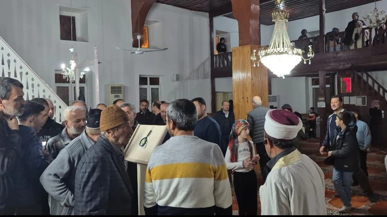 Anamur’da Kadir Gecesinde Sakal-ı Şerif ziyarete açıldı