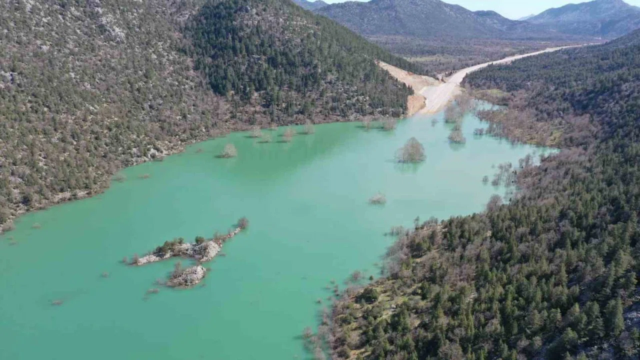 Antalya-Konya karayolunda son durum dron ile görüntülendi: 4 kilometrelik kısım sular altında