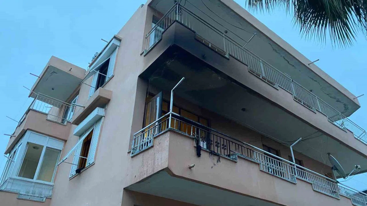 Apartman dairesinde yangın: 1 kişi dumandan etkilendi