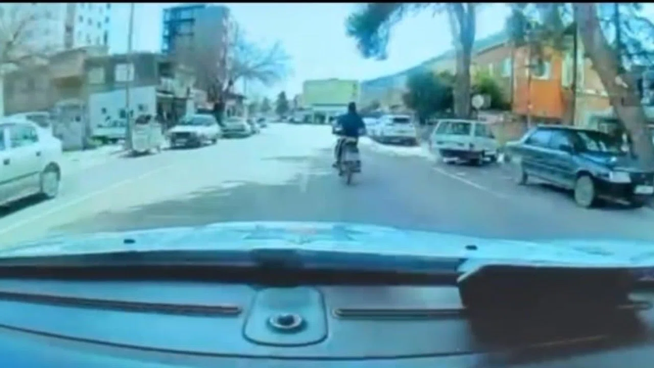 Aranan firari motosiklet sürerken polise yakalandı
