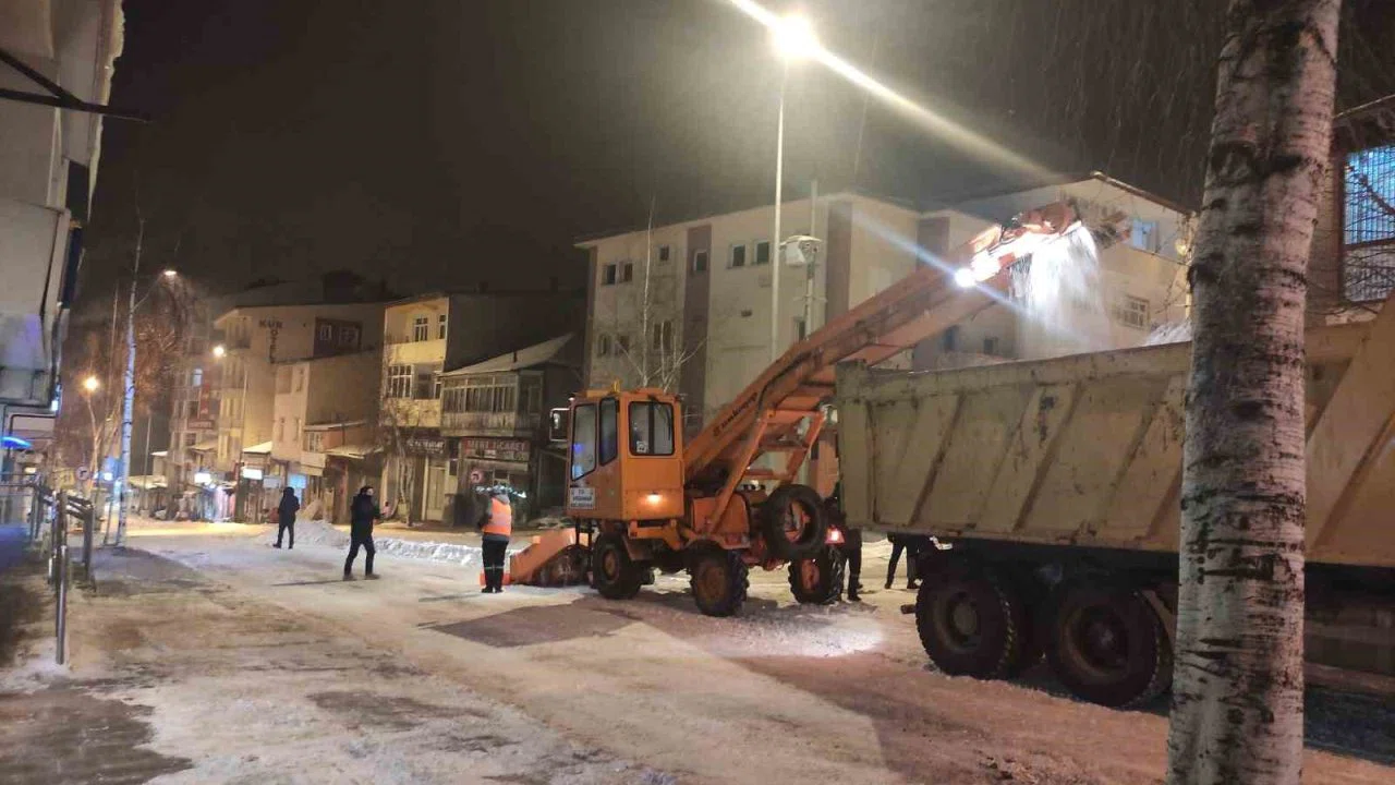 Ardahan Belediyesi karla mücadelesini sürdürüyor