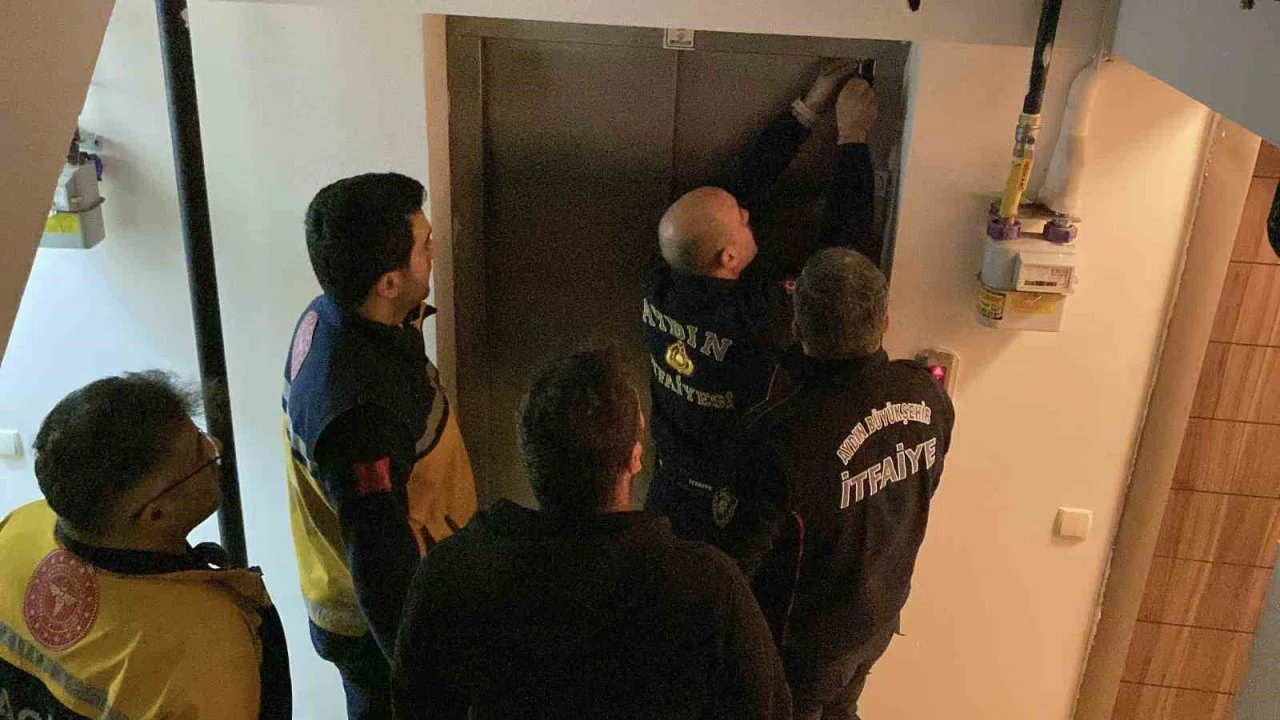 Asansörde mahsur kalanların yardımına itfaiye ekipleri koştu