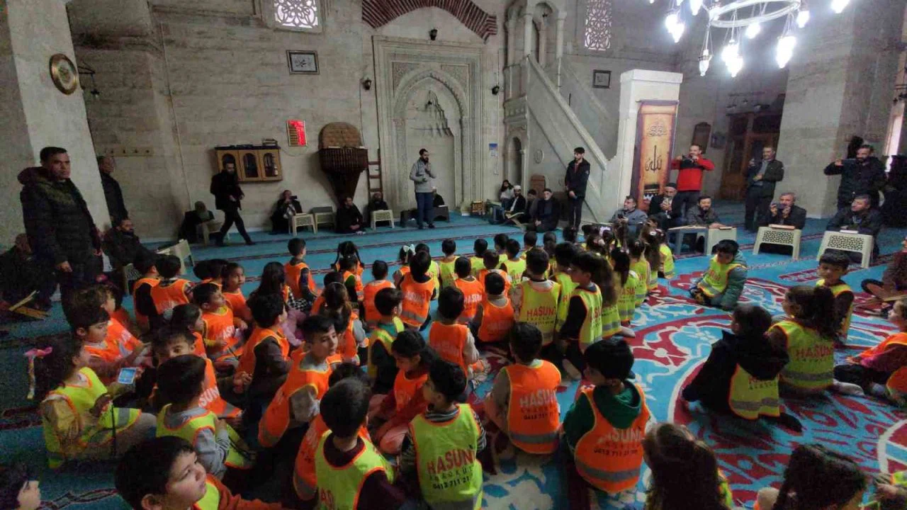 Asırlık camide yaşlılara anlamlı ziyaret