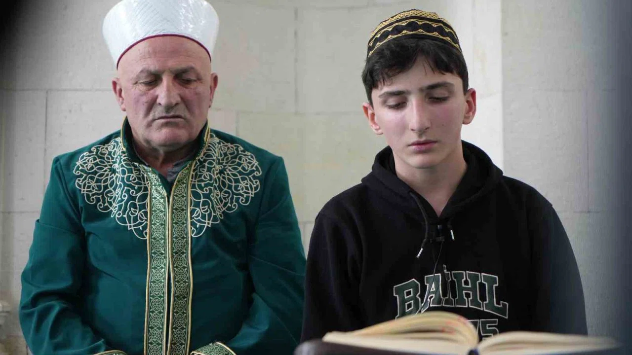 Aynı kubbe altında iki nesil: Hafız oğul mukabele okuyor, imam hatip baba namaz kıldırıyor