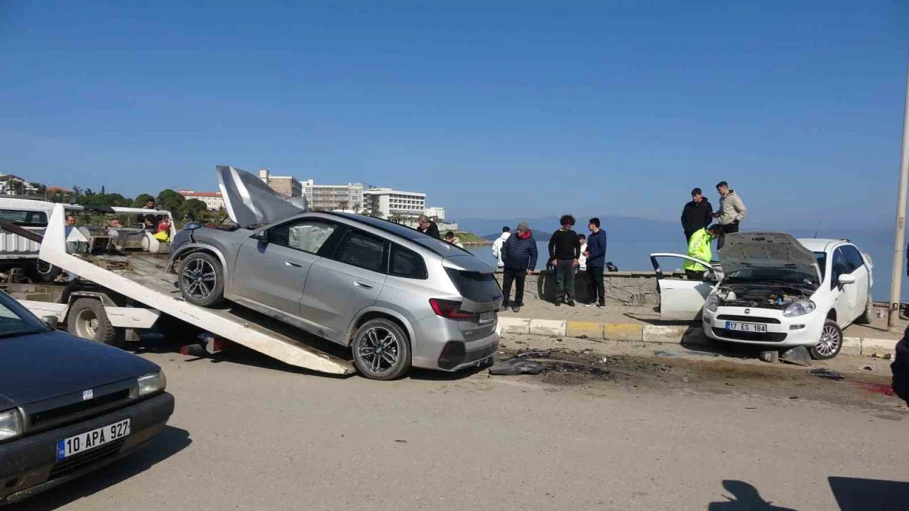 Ayvalık’ta iki araç çarpıştı 2’si ağır 6 kişi yaralandı