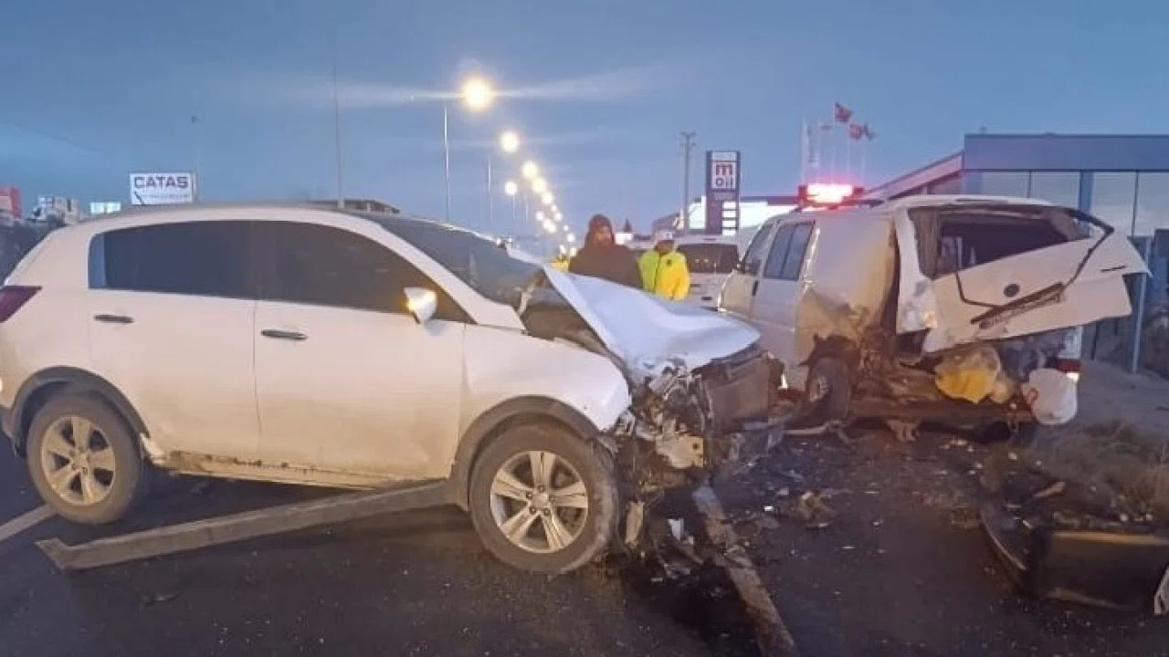 Bafra’da otomobil minibüse çarptı: 1 yaralı