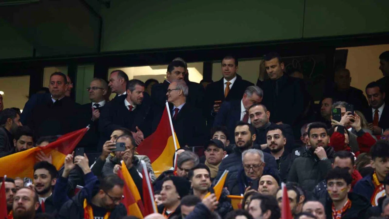 Bakan Osman Aşkın Bak ve TFF Başkanı Hacıosmanoğlu, Galatasaray - Liverpool maçında