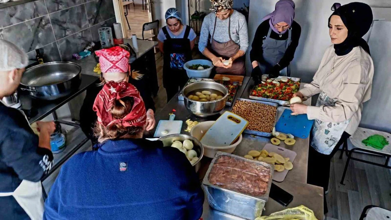 Balçova’da Ramazan dayanışması: "Maarifin kalbinde Ramazan"