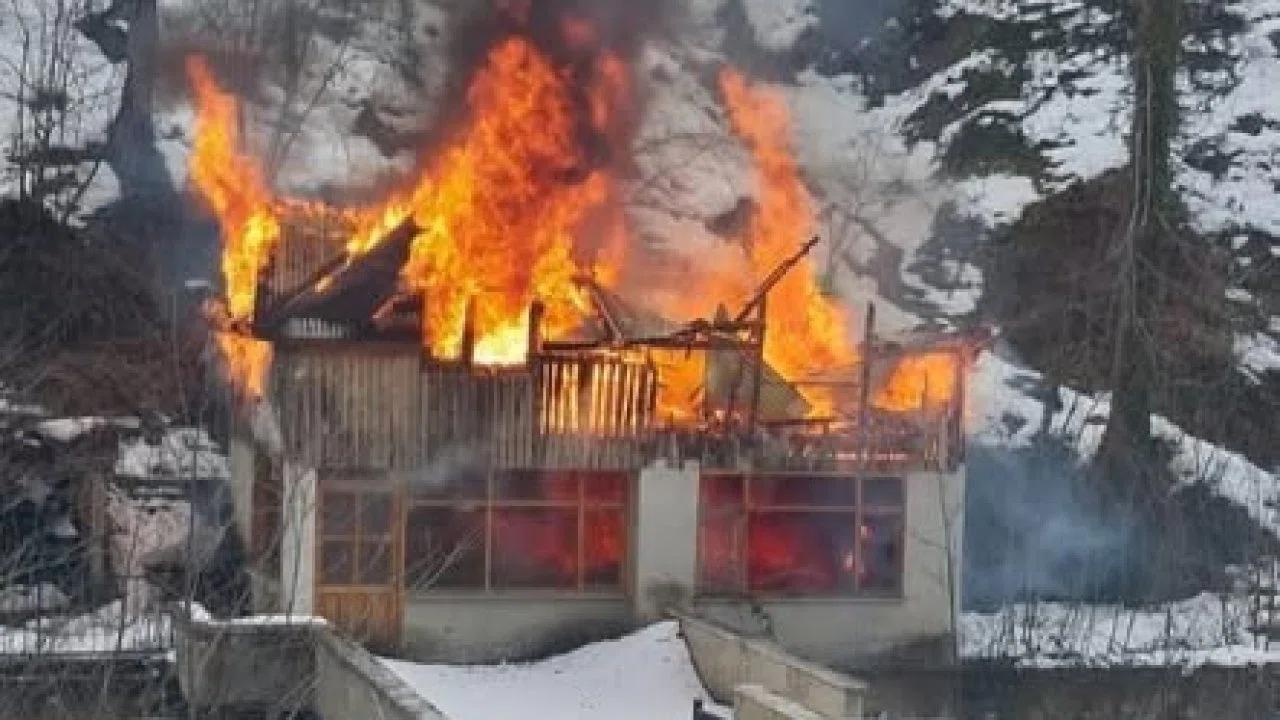 Balık tesisinde çıkan yangın evi küle çevirdi
