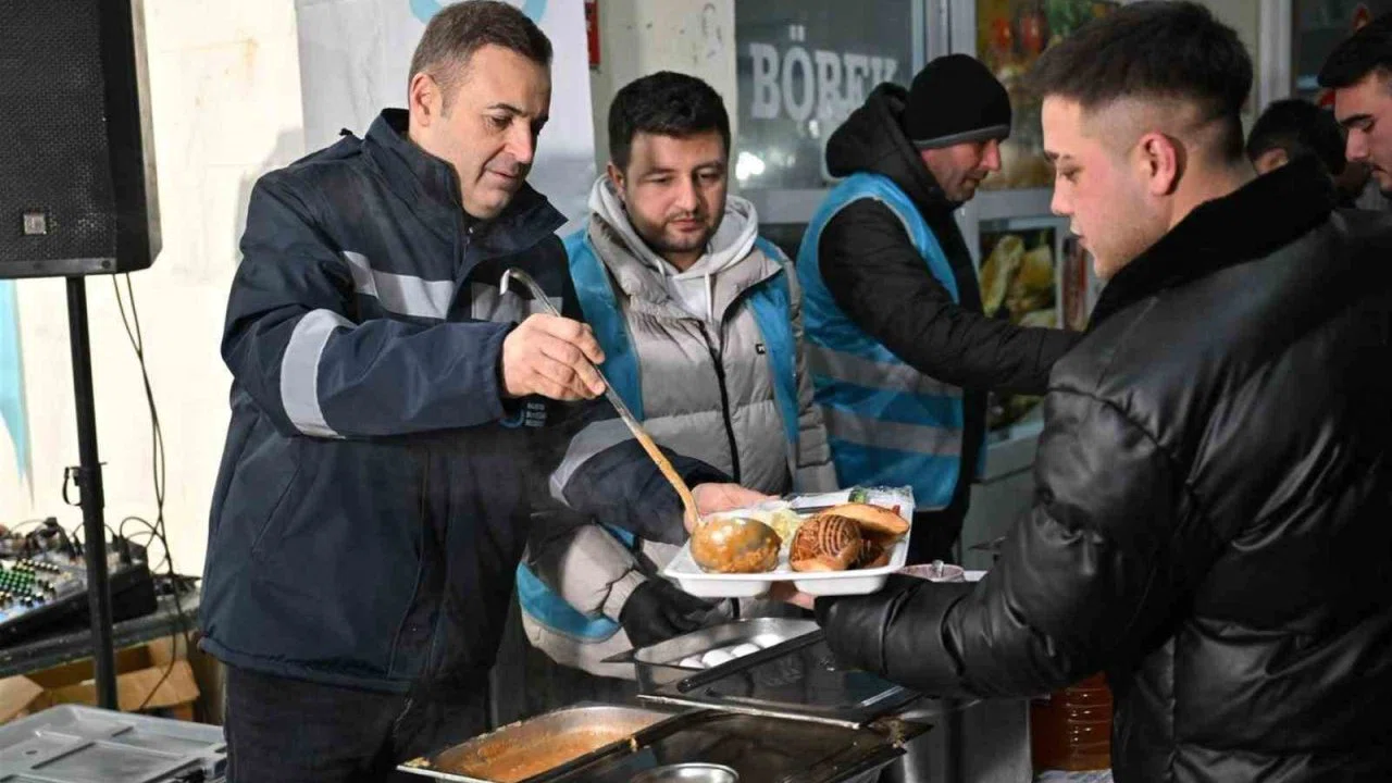 Başkan Ahmet Akın, sahurunu hal esnafıyla birlikte yaptı