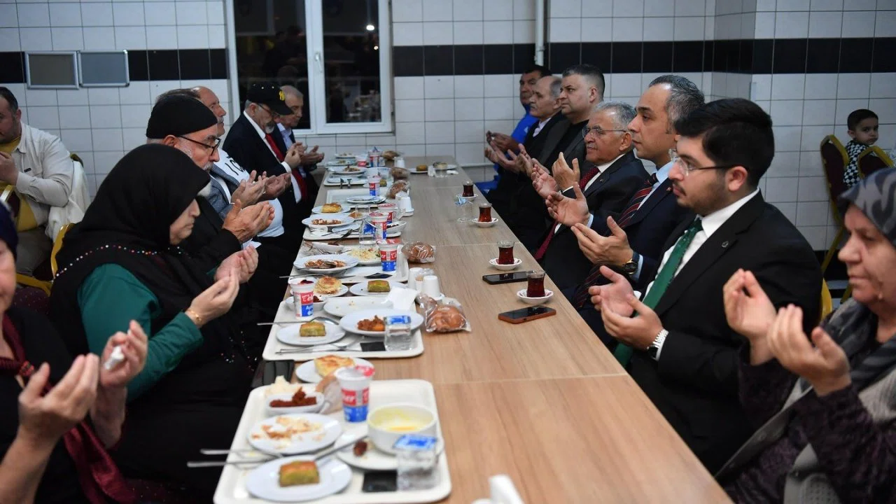 Başkan Büyükkılıç, Cumhurbaşkanı ile bayramlaştı, ’iftara 5 kala’ programına ve huzurevi gönül sofrasına katıldı