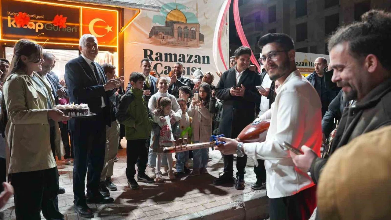 Başkan Hallaç’a Ramazan Çarşısı’nda sürpriz doğum günü kutlaması