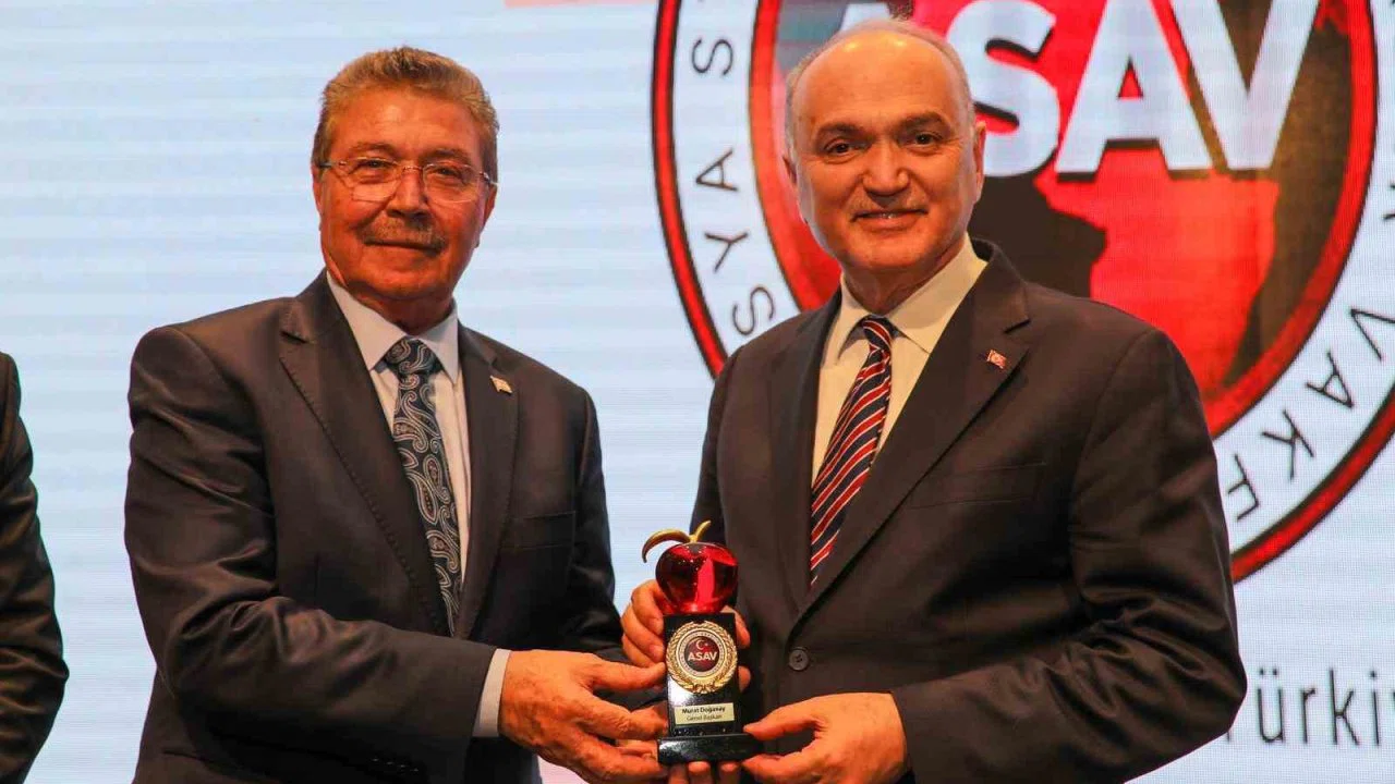 Başkan Özlü’ye ‘Kızıl Elma’ Ödülü