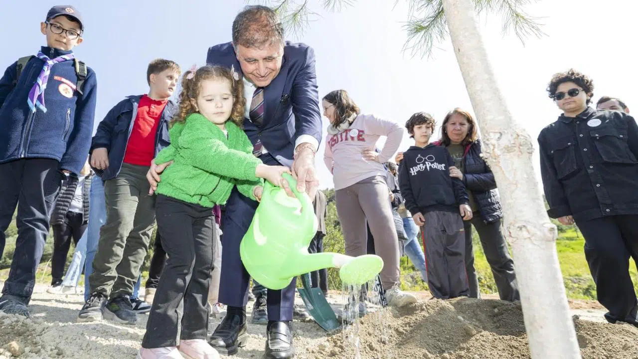 Başkan Tugay çocuklara verdiği sözü tuttu, fidanlar toprakla buluştu