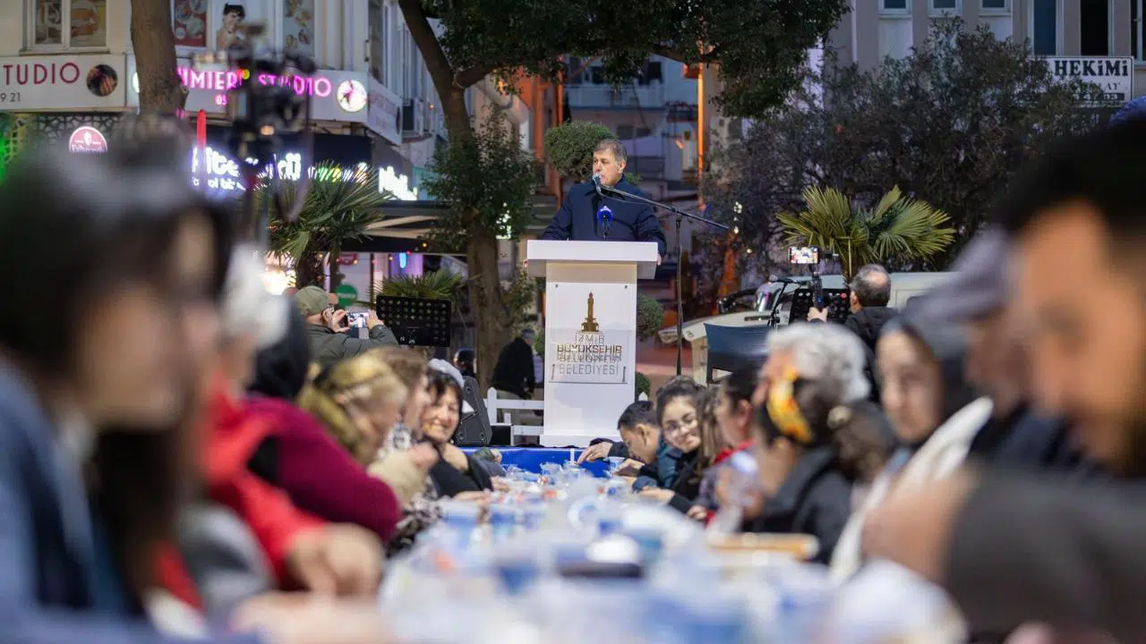 Başkan Tugay: Ne saraylara ne şatafatlı sofralara ihtiyacımız var