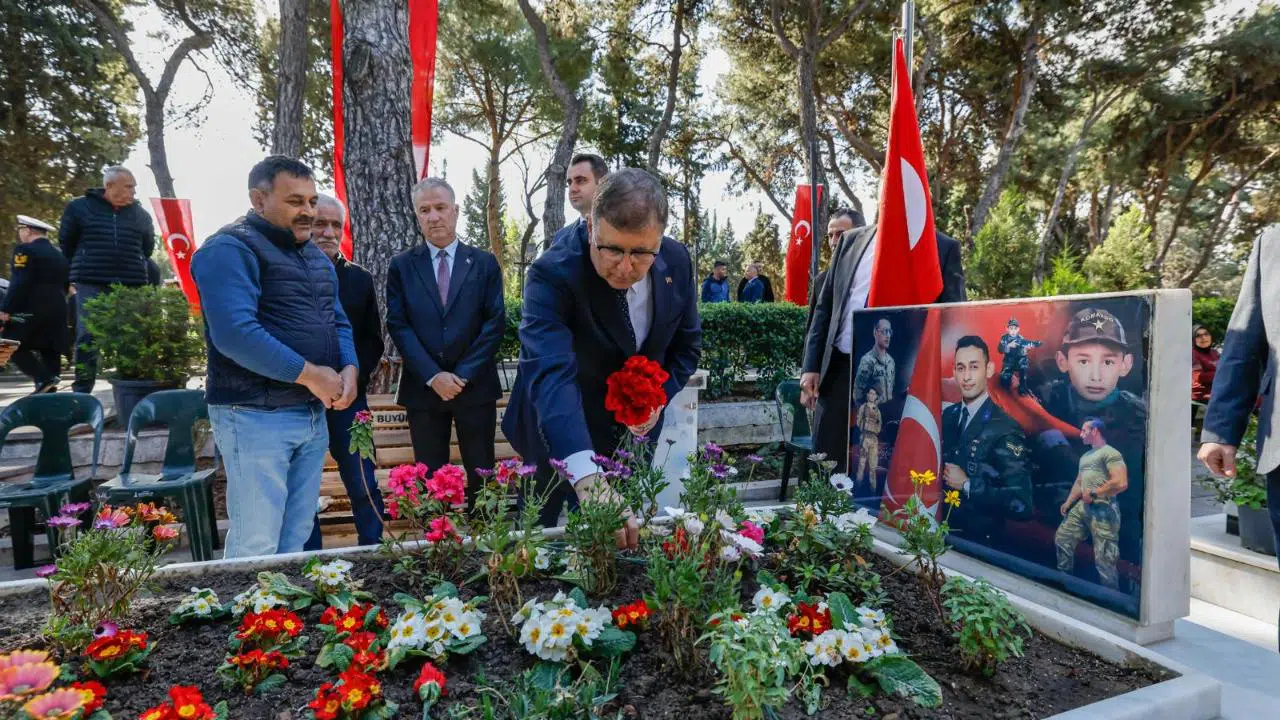 Başkan Tugay’dan 18 Mart mesajı: “Tarihe sığmayan bir direnişin zaferi”
