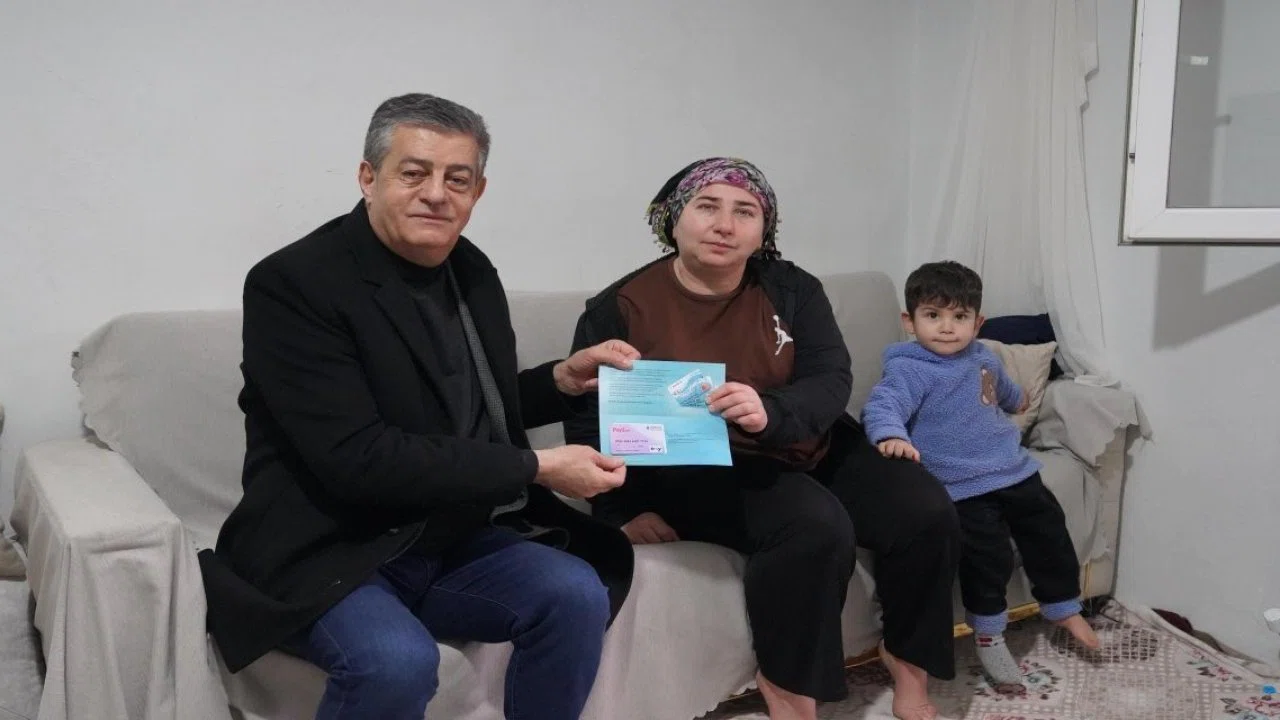 Başkan Yarka kapı kapı dolaştı, sosyal kartları bizzat teslim etti