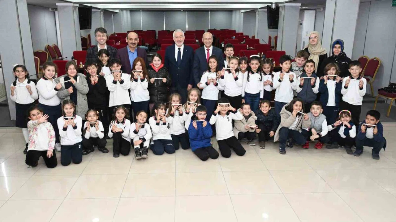 Belediye meclisinde minik misafirler yerel yönetimi yerinde öğrendi
