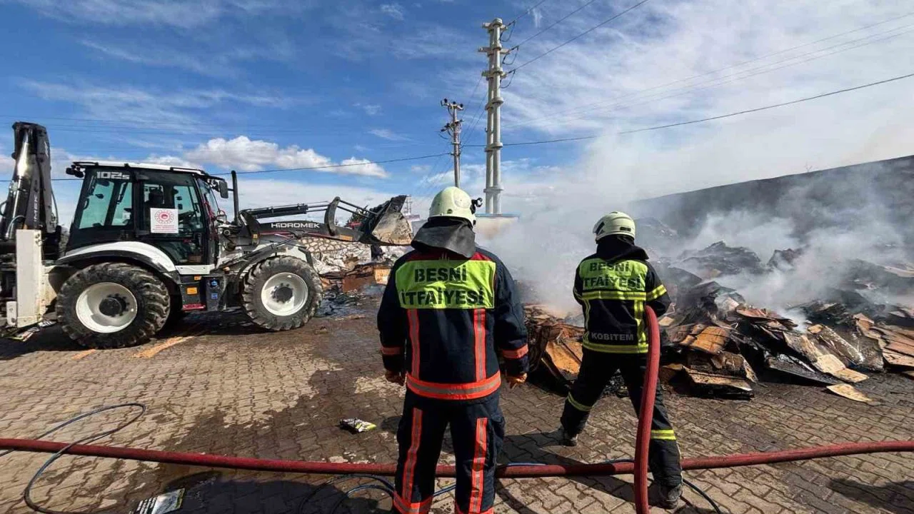 Besni’de tütün fabrikasında korkutan yangın