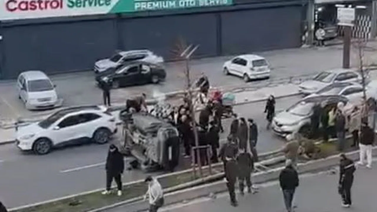 Beylikdüzü’nde direğe çarpan araç takla attı
