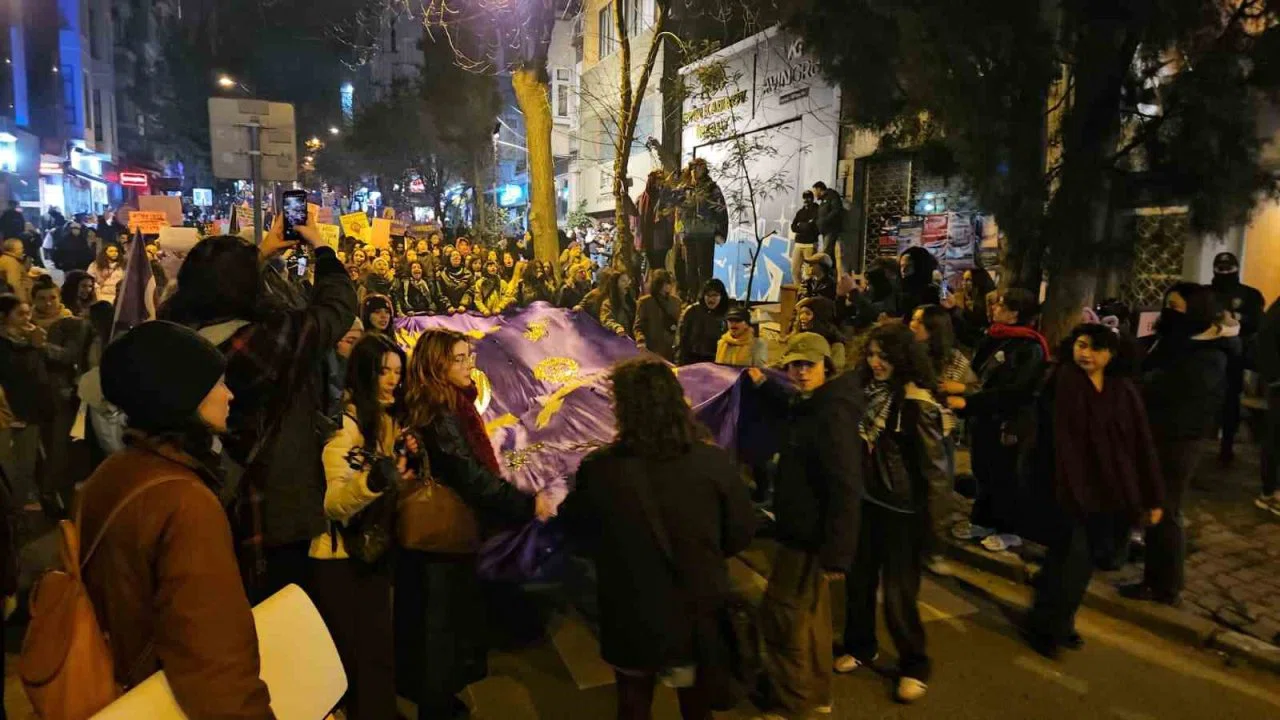 Beyoğlu’nda yasak dinlemeyen 5 gösterici gözaltına alındı