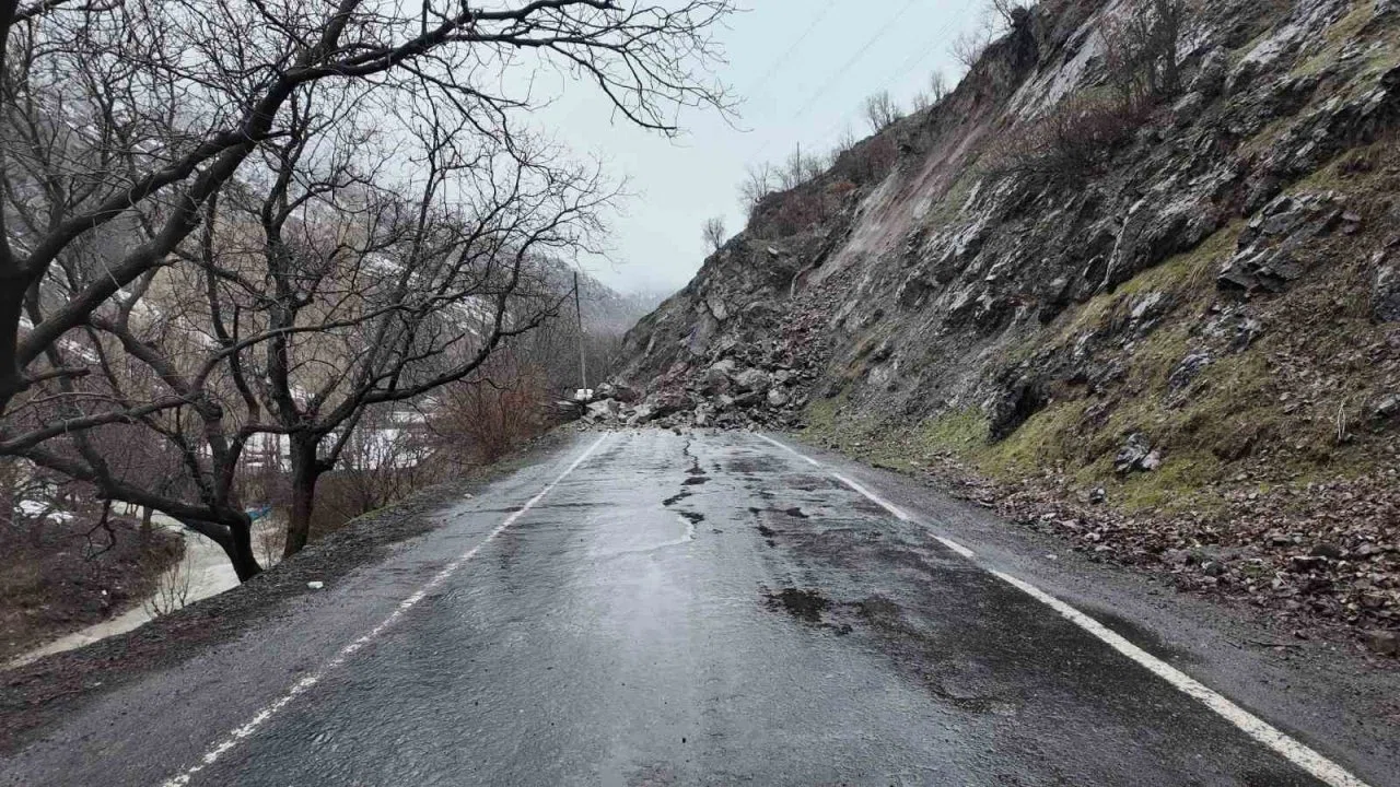 Beytüşşebap’ta heyelan nedeniyle 11 yerin yolu ulaşıma kapandı