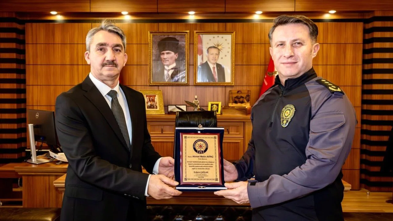 Bilecik’te emekliye ayrılan polis memuruna plaket