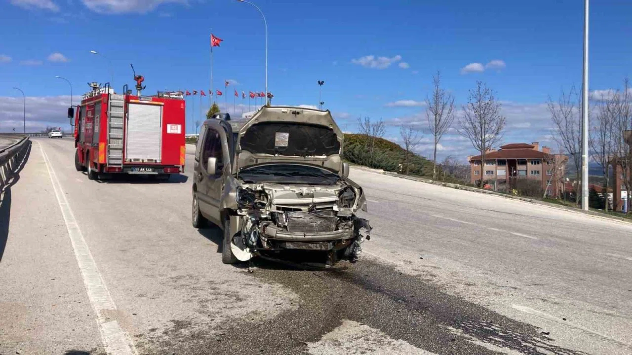 Bilecik’te kontrolden çıkan araç refüje çarptı