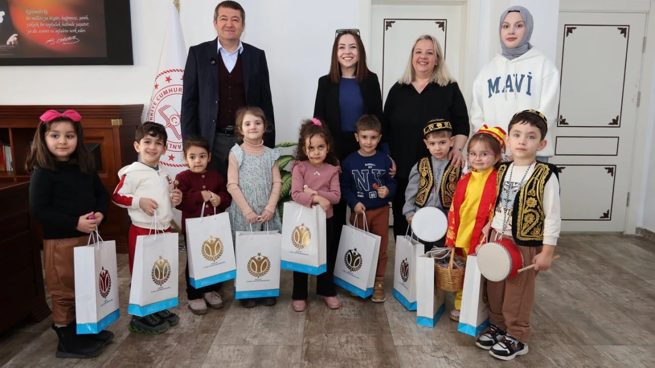 Bilecik’te minik öğrenciler davul ve manilerle Ramazan ayı coşkusunu yaşattı