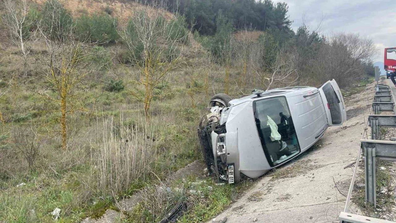 Bilecik’te şarampole uçan araçtaki 2 kişi yaralandı