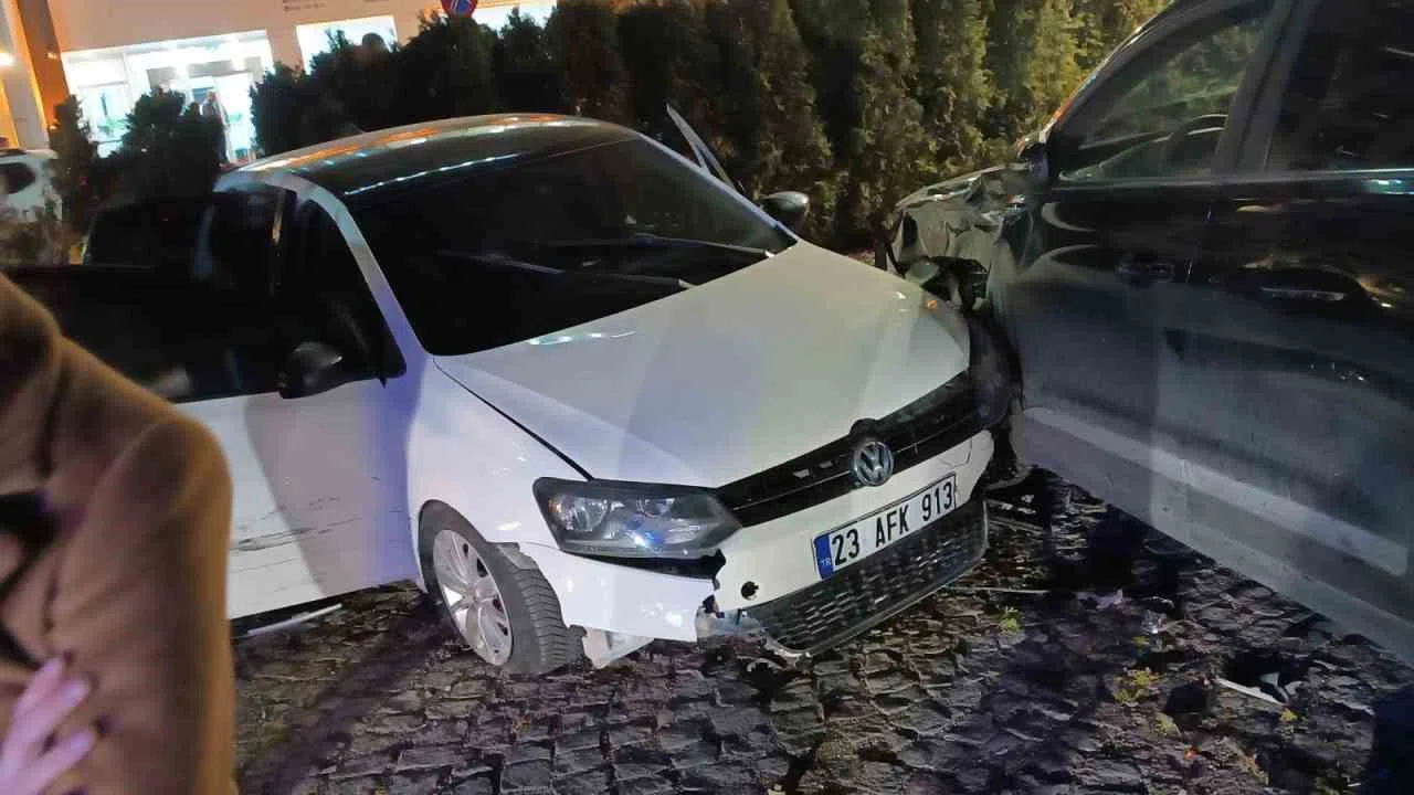 Bingöl’de iki otomobil çarpıştı: 4 yaralı