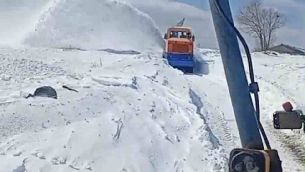 Bingöl’de yol açma çalışmaları devam ediyor