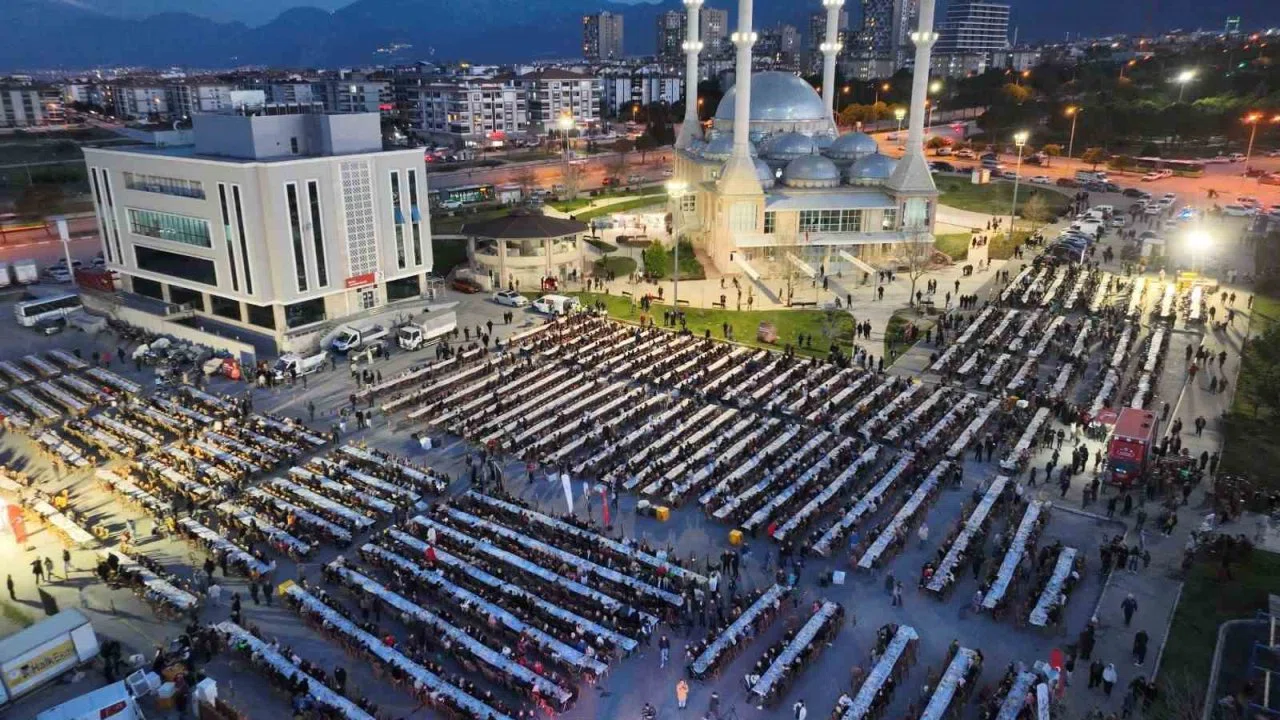 Binlerce kişi Merkezefendi Belediyesinin gönül sofrasında buluştu
