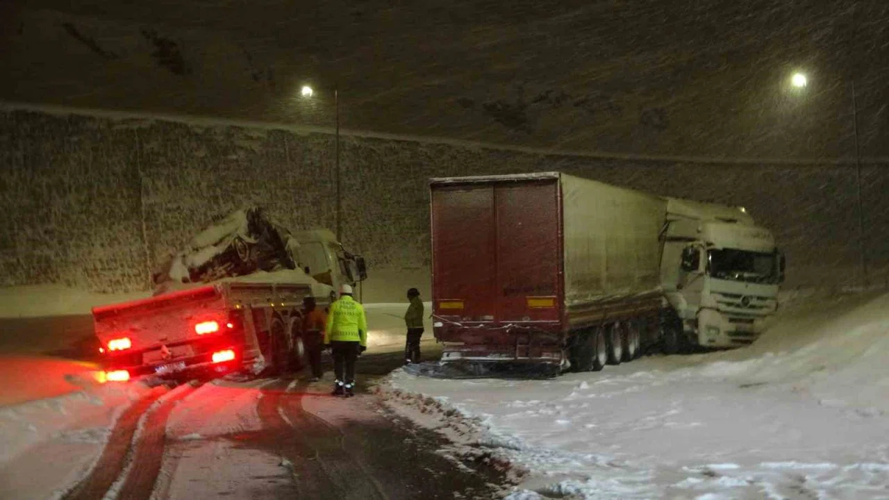 Bitlis’te kar yağışı kazaları da beraberinde getirdi