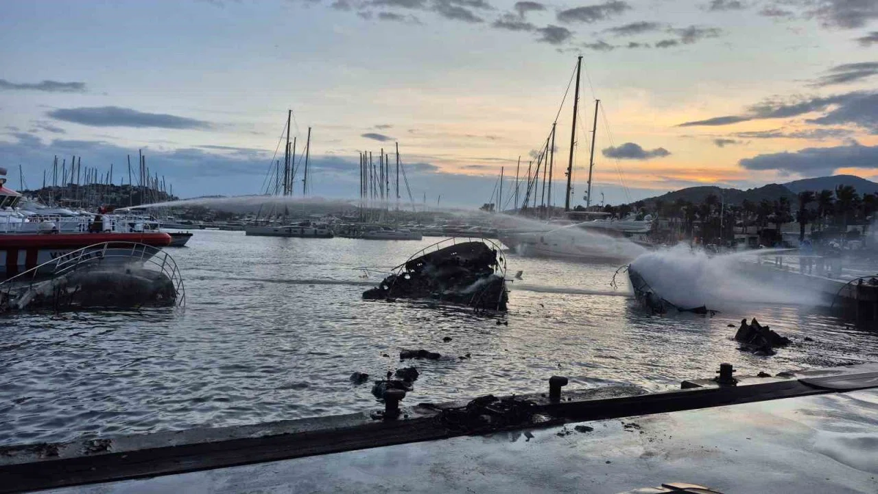 Bodrum’da 7 motoryat yanarak battı