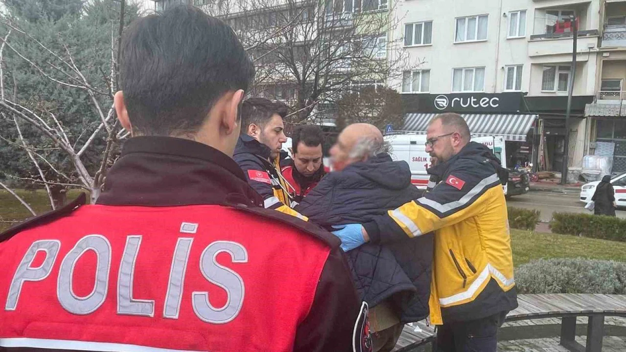 Bolu’da bankta oturan erkeğe sözlü tacizde bulunduğu iddia edilen yaşlı adam darp edildi