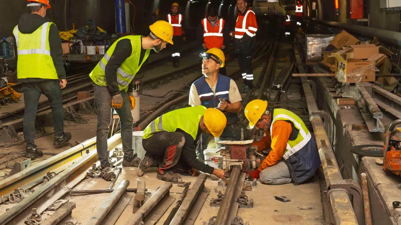 Bornova’da metro hattında raylar yenileniyor