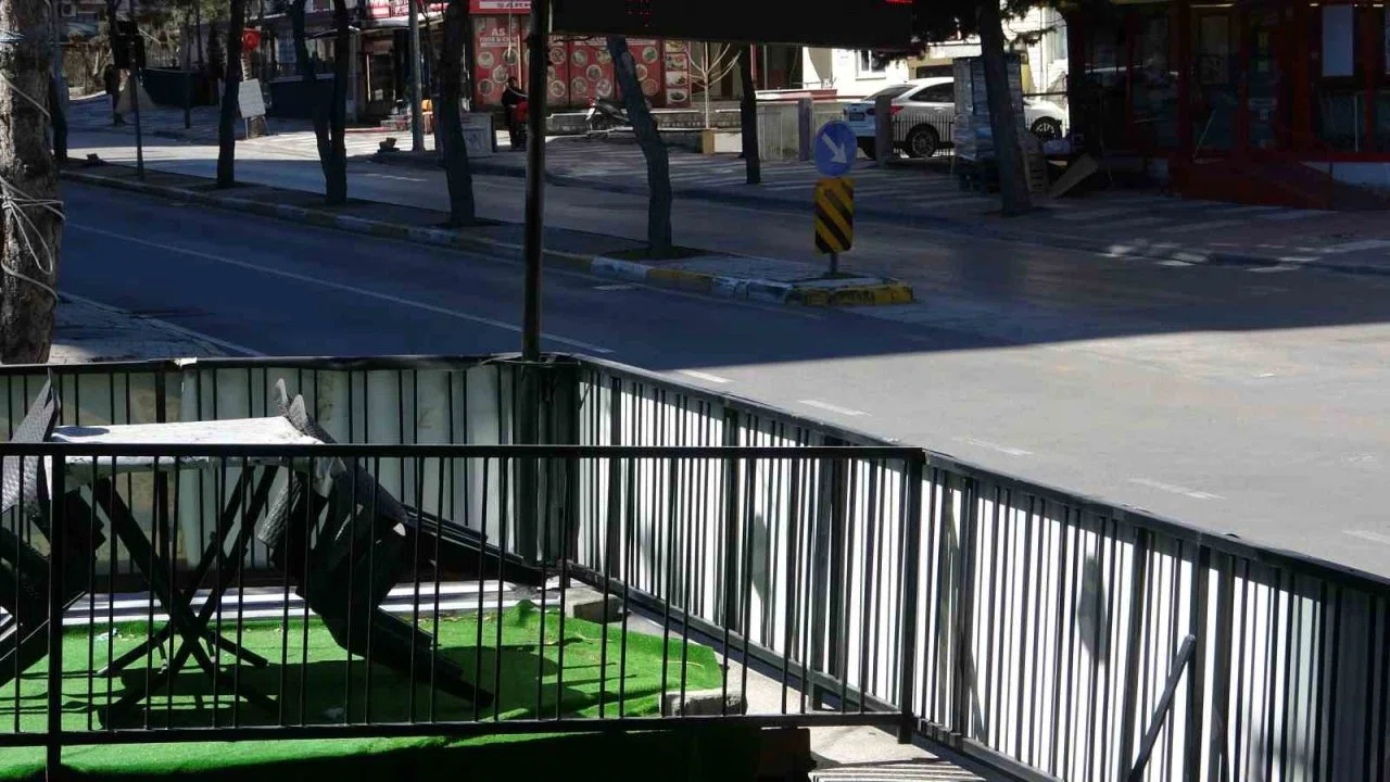 Bu kavşağa giren sürücüler kaza sonucu ya sanayiye ya da hastaneye gidiyor