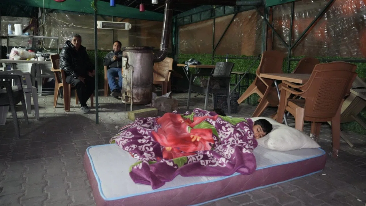 Buldan’da 5.1 büyüklüğündeki depremin ardından yaşanan artçılardan korkan vatandaşlar dışarda sabahladı