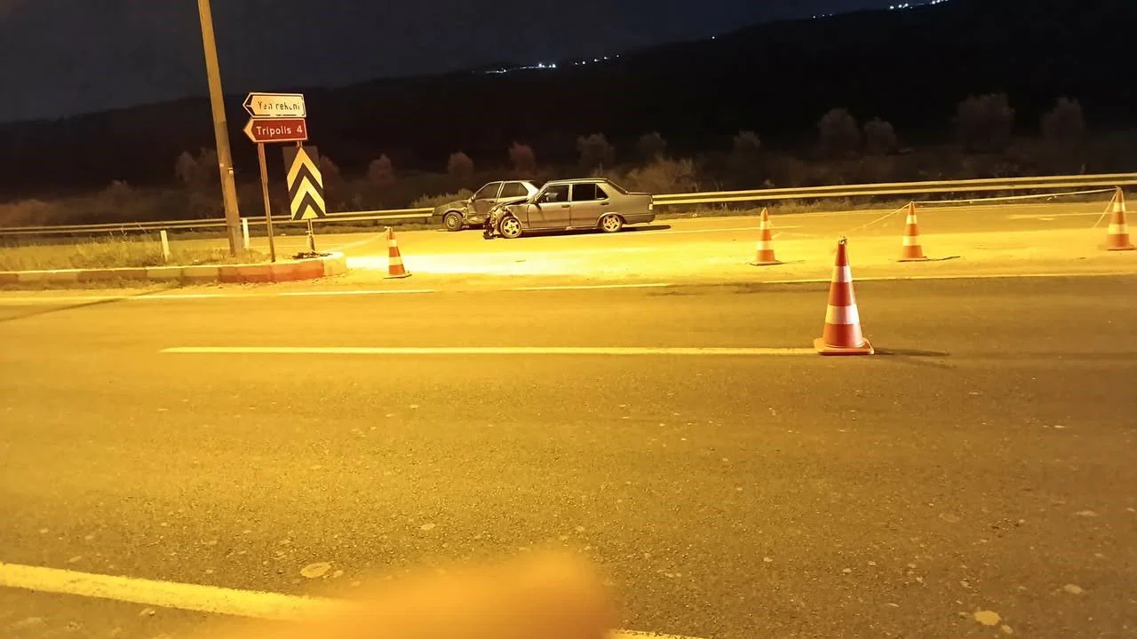 Buldan’da iki otomobil kavşakta çarpıştı; 1 yaralı
