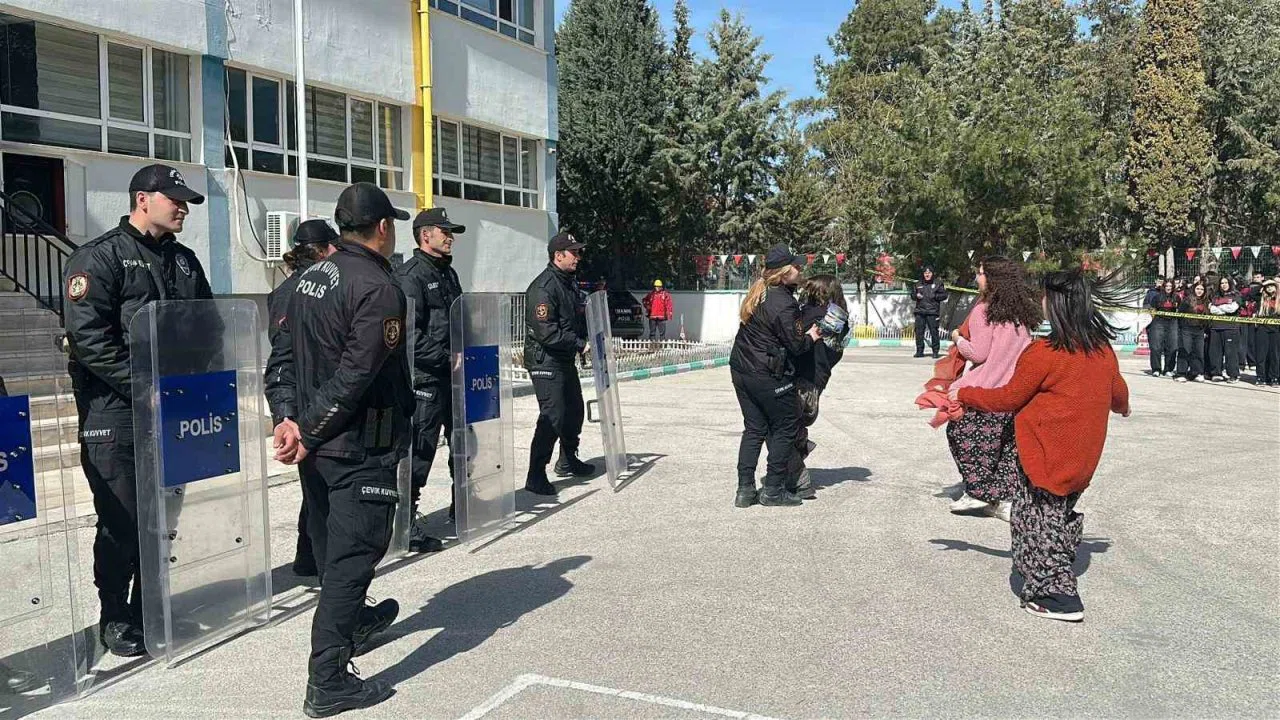 Burdur’da gerçeğini aratmayan deprem tatbikatı